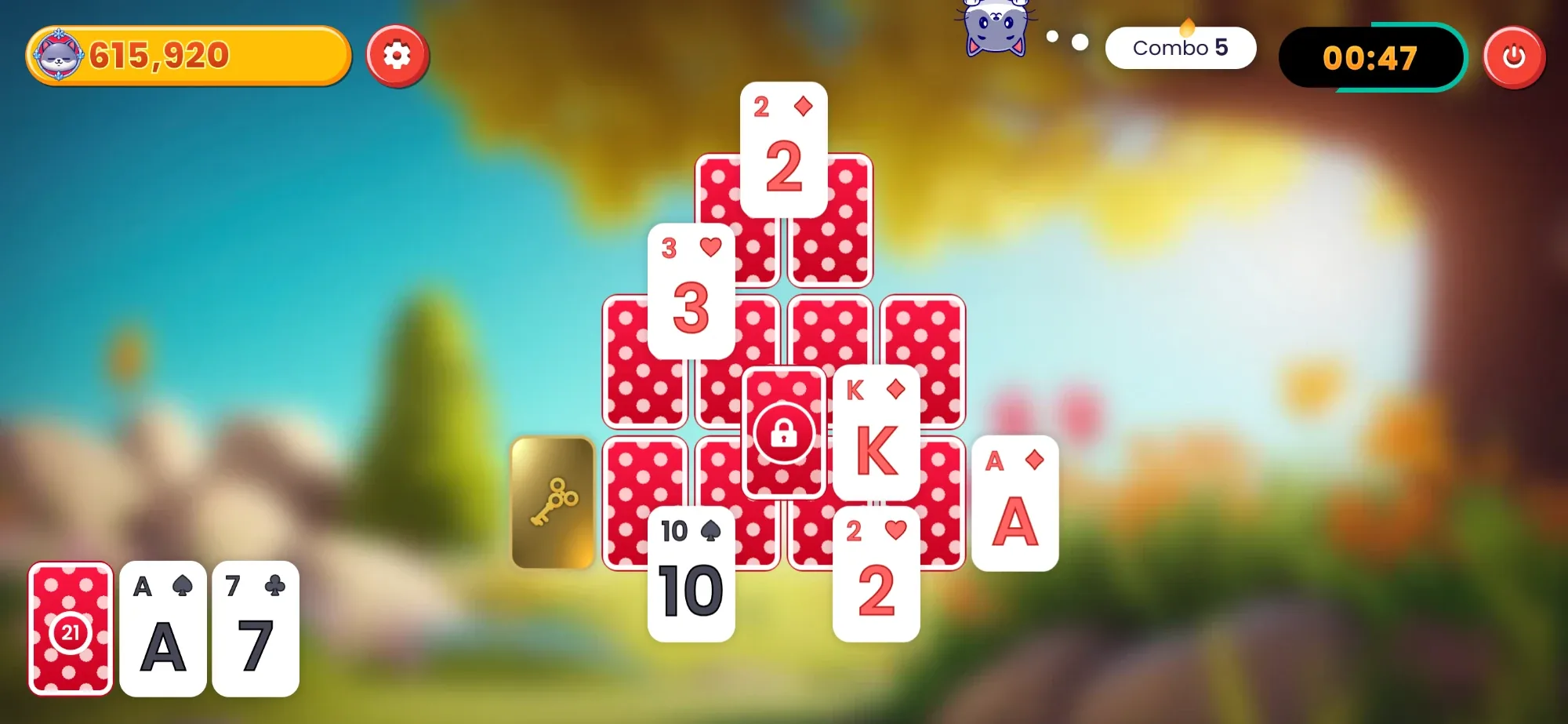 A pyramid-shaped Solitaire Masters board mid-race, with a five-card combo and a gold key beside the cards